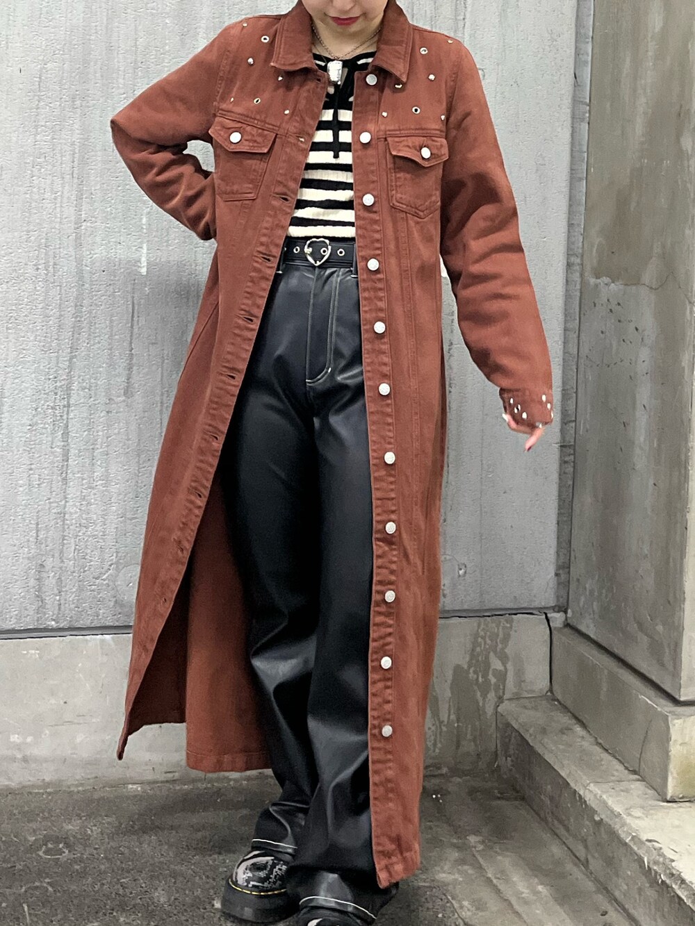 ホワイト系のニット/セーター、ブラウン系のワンピース、ブラック系のその他パンツを着用したレディースの冬コーディネートの9枚目の写真