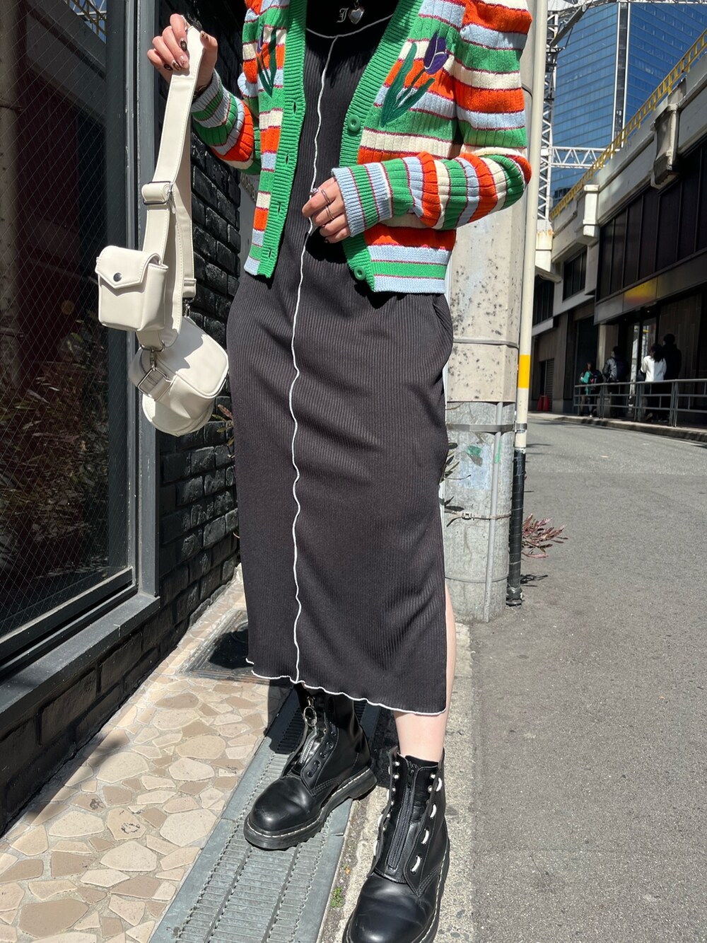 ブラック系のワンピース、ブラック系のタンクトップ、グリーン系のバレッタ/ヘアクリップを着用したレディースの春コーディネートの7枚目の写真