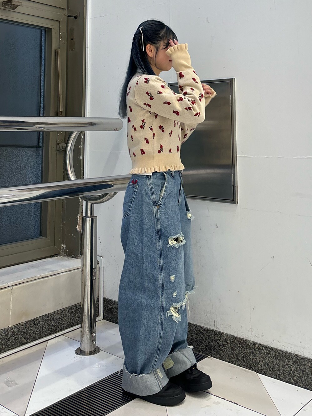 ブルー系のデニムパンツ、ブルー系のデニムパンツ、ホワイト系のニット/セーターを着用したレディースの冬コーディネートの2枚目の写真