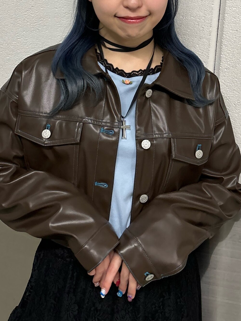 ブラック系のスカート、ホワイト系のスニーカー、ブルー系のTシャツ/カットソーを着用したレディースの冬コーディネートの6枚目の写真