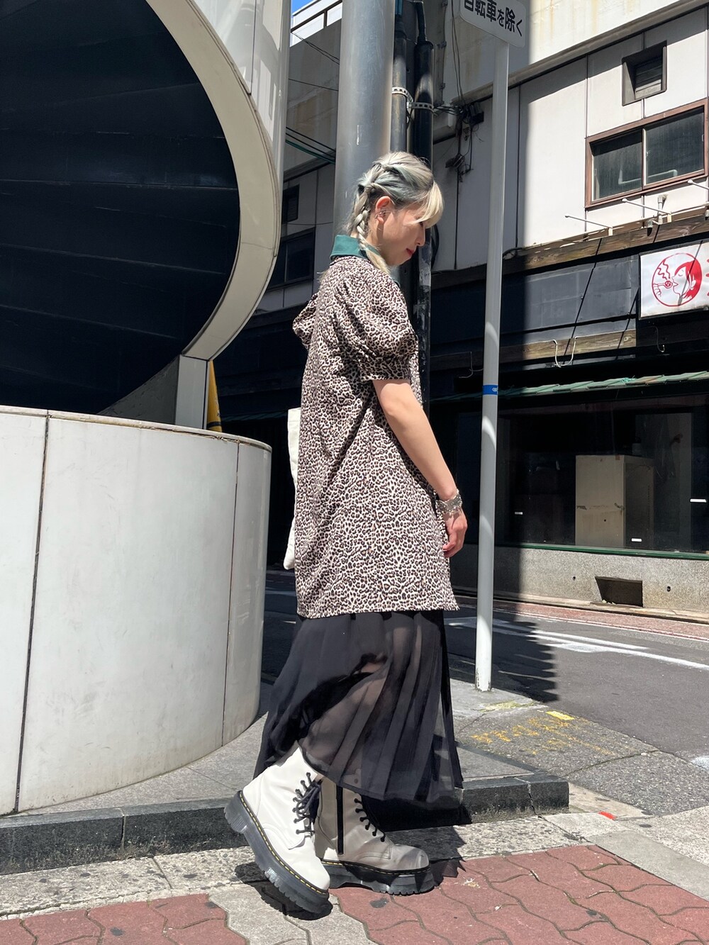 ホワイト系のトートバッグ、グリーン系のTシャツ/カットソー、ブラック系のデニムパンツを着用したレディースの春コーディネートの2枚目の写真