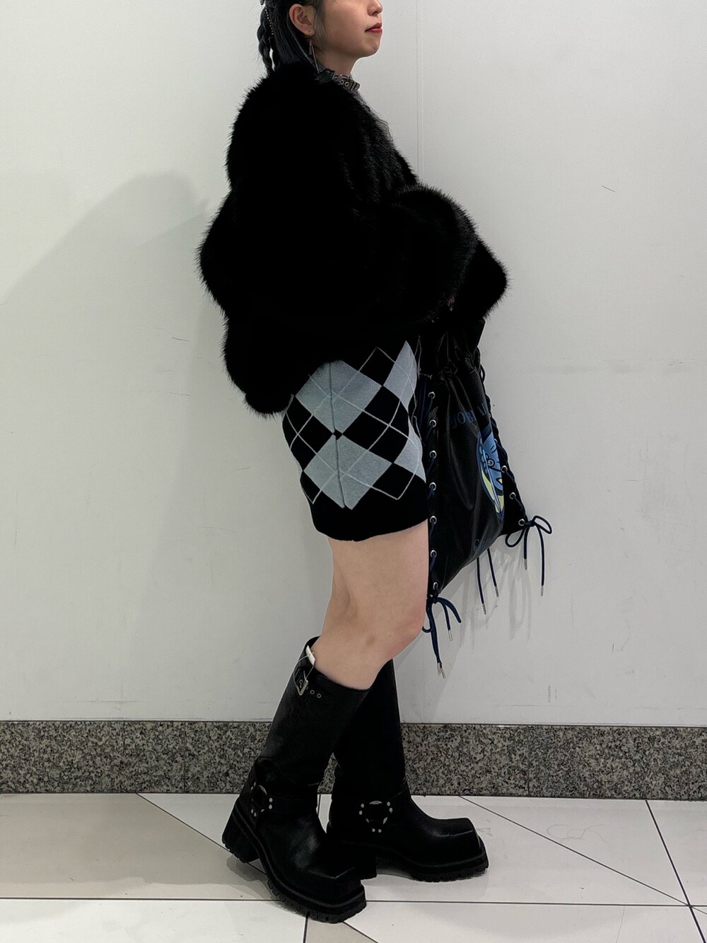 ブラック系のワンピース、ブラック系のトートバッグ、ブラック系のその他アウターを着用したレディースの秋コーディネートの2枚目の写真