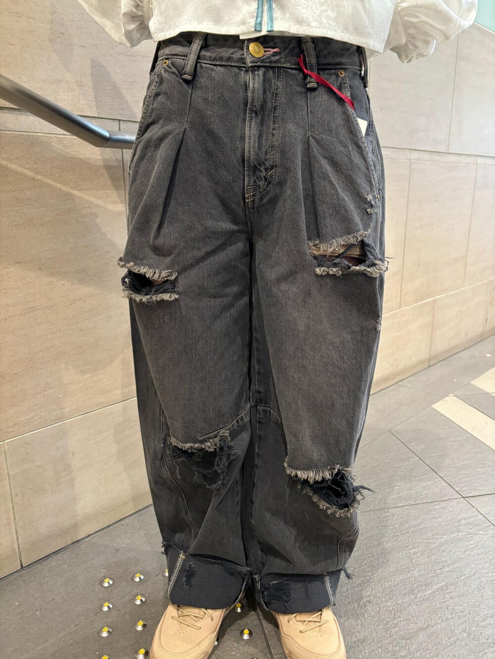 ブラック系のデニムパンツ、ブラック系のボストンバッグ、ホワイト系のシャツ/ブラウスを着用したレディースの春コーディネートの8枚目の写真