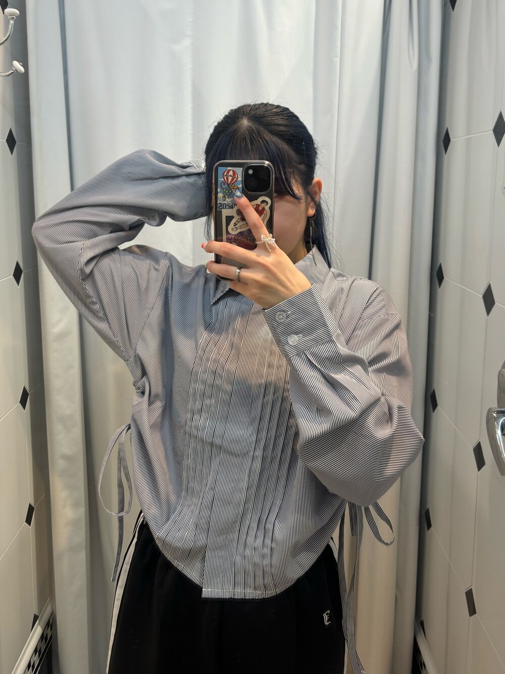その他のその他パンツ、ブラック系のドレスシューズ、ブルー系のシャツ/ブラウスを着用したレディースの秋コーディネートの2枚目の写真