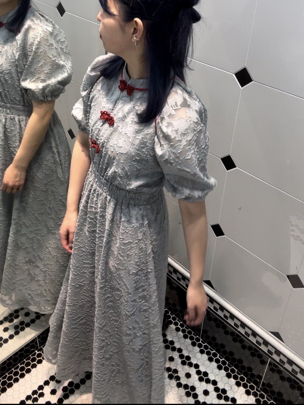 ブルー系のワンピースを着用したレディースの夏コーディネートの2枚目の写真