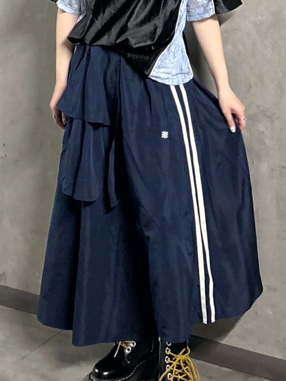 ブラック系のその他シューズ、ブルー系のスカート、ブラック系のTシャツ/カットソーを着用したレディースの春コーディネートの8枚目の写真