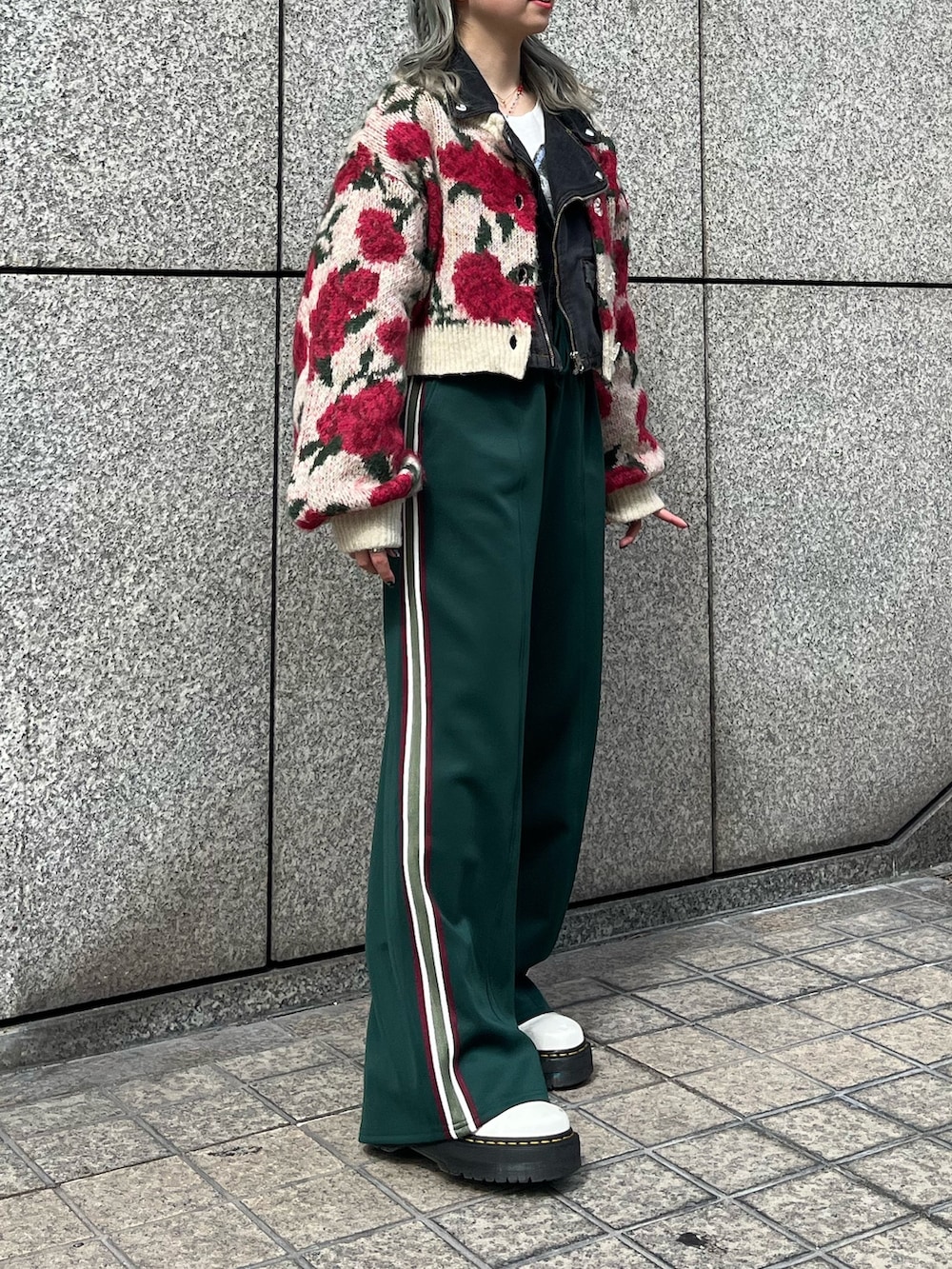 ホワイト系のカーディガン/ボレロ、ホワイト系のTシャツ/カットソー、グリーン系のその他パンツを着用したレディースの秋コーディネートの3枚目の写真