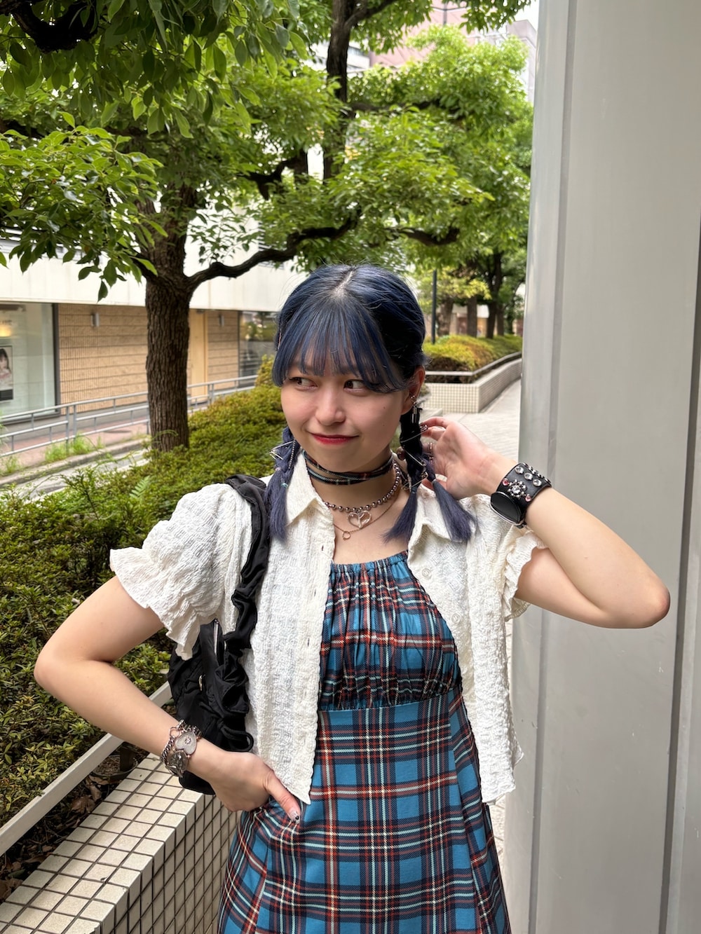 ブルー系のワンピース、ホワイト系のシャツ/ブラウス、ブラック系のショルダーバッグを着用したレディースの夏コーディネートの4枚目の写真