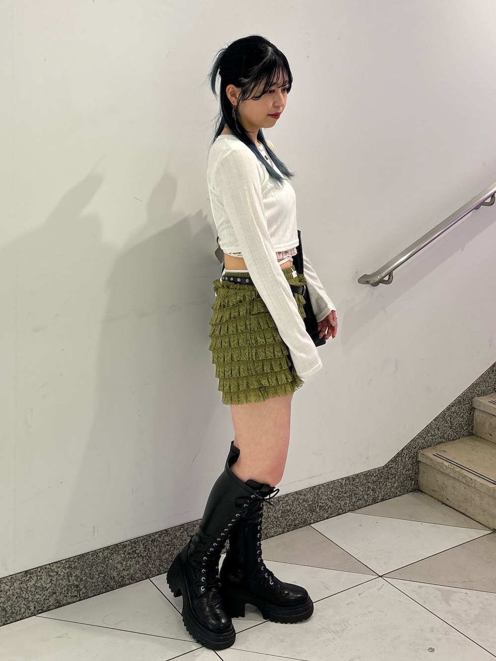 グリーン系のその他パンツ、ホワイト系のTシャツ/カットソー、ブラック系のトートバッグを着用したレディースの春コーディネートの3枚目の写真