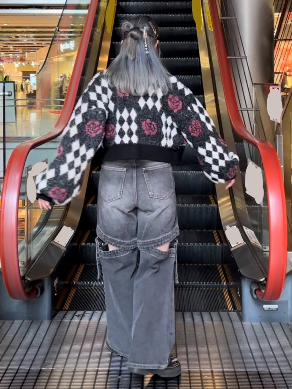 ブラック系のデニムパンツ、ブラック系のワンピース、ブラック系のカーディガン/ボレロを着用したレディースの秋コーディネートの3枚目の写真