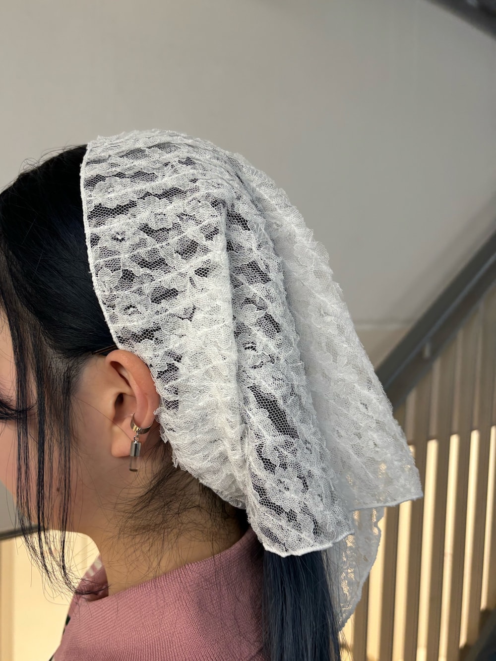 ブラック系のトートバッグ、ブルー系のデニムパンツ、ブルー系のデニムパンツを着用したレディースの春コーディネートの9枚目の写真