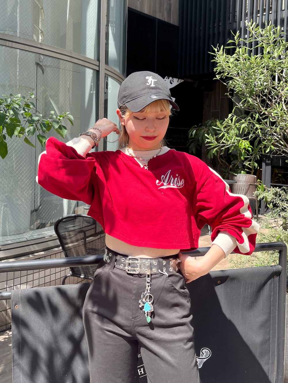 ブラック系のその他パンツ、レッド系のTシャツ/カットソー、シルバー系のネックレスを着用したレディースの秋コーディネートの5枚目の写真