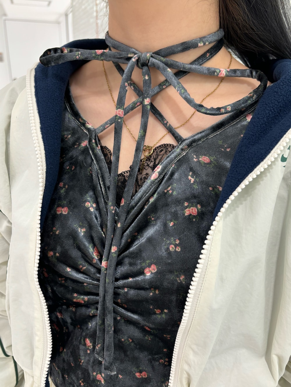 ホワイト系のその他パンツ、ホワイト系のブルゾン、グレー系のワンピースを着用したレディースの秋コーディネートの5枚目の写真