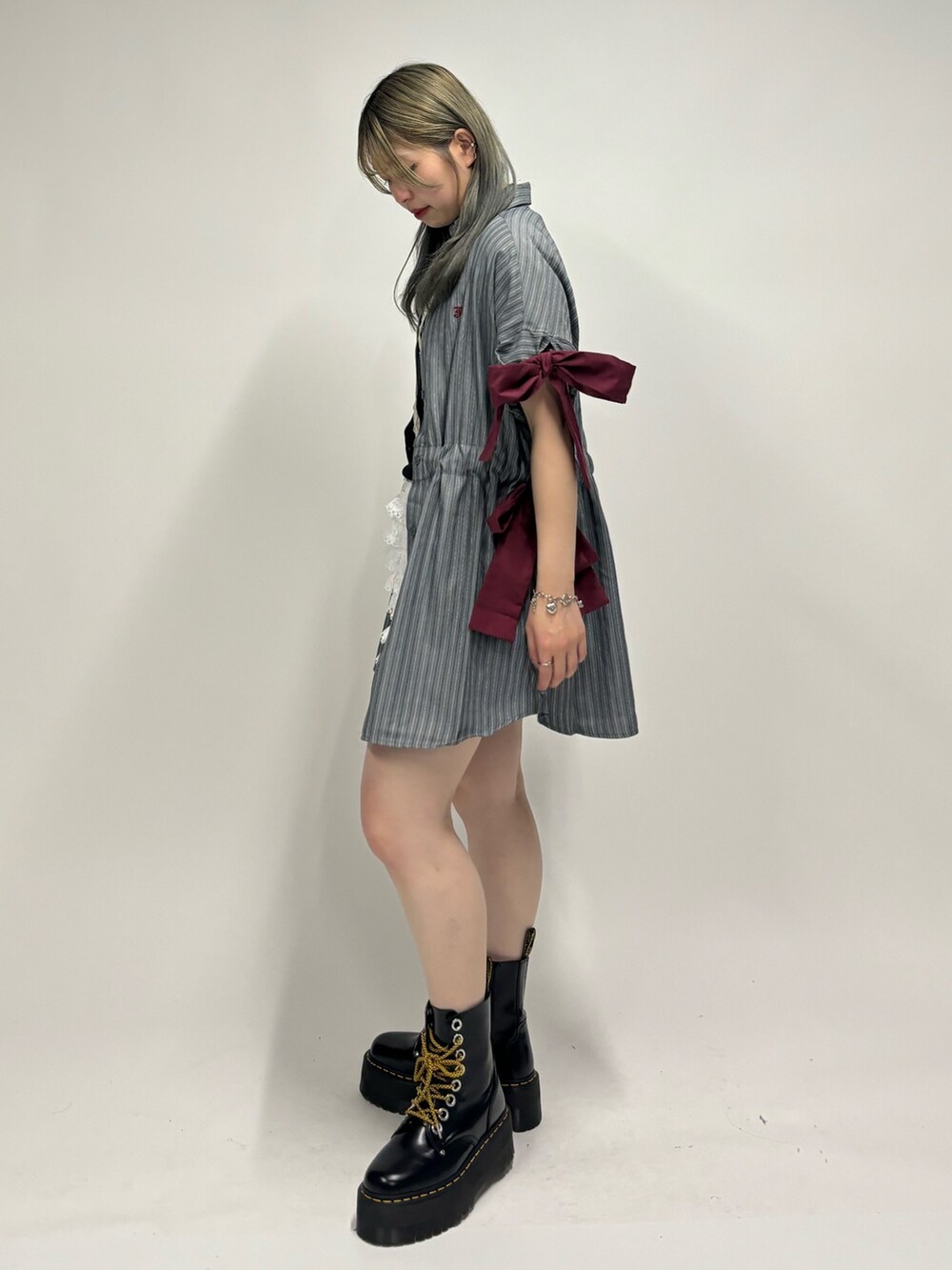 ホワイト系のその他パンツ、グレー系のシャツ/ブラウス、ブラック系のTシャツ/カットソーを着用したレディースの夏コーディネートの4枚目の写真