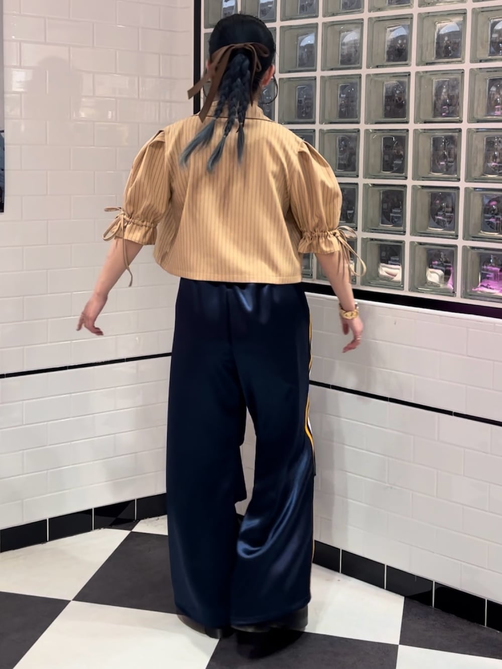 ブルー系のその他パンツ、ブラック系のその他シューズ、ベージュ系のテーラードジャケットを着用したレディースの冬コーディネートの3枚目の写真