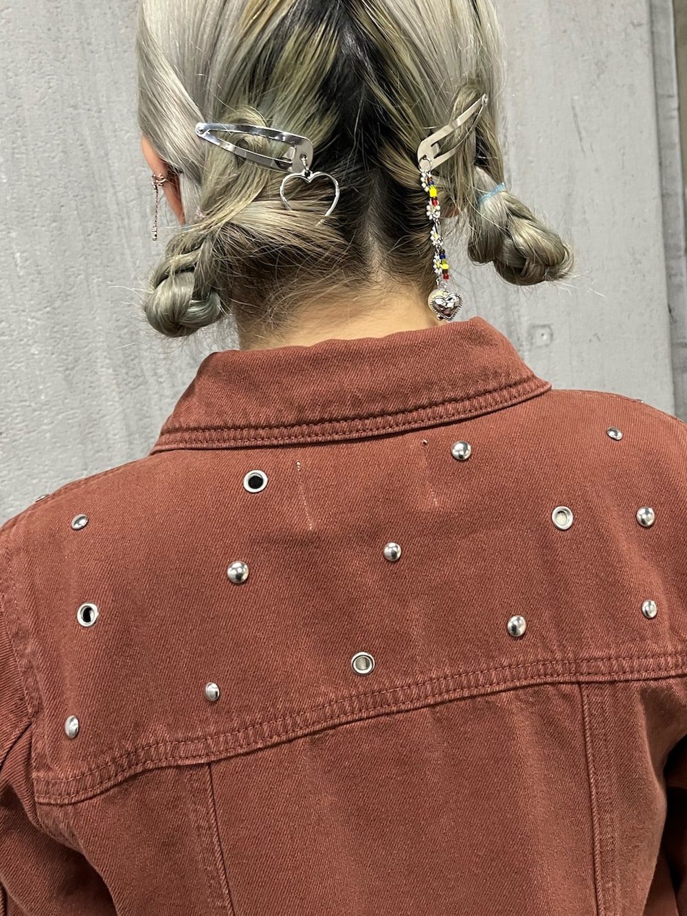 ホワイト系のニット/セーター、ブラウン系のワンピース、ブラック系のその他パンツを着用したレディースの冬コーディネートの8枚目の写真