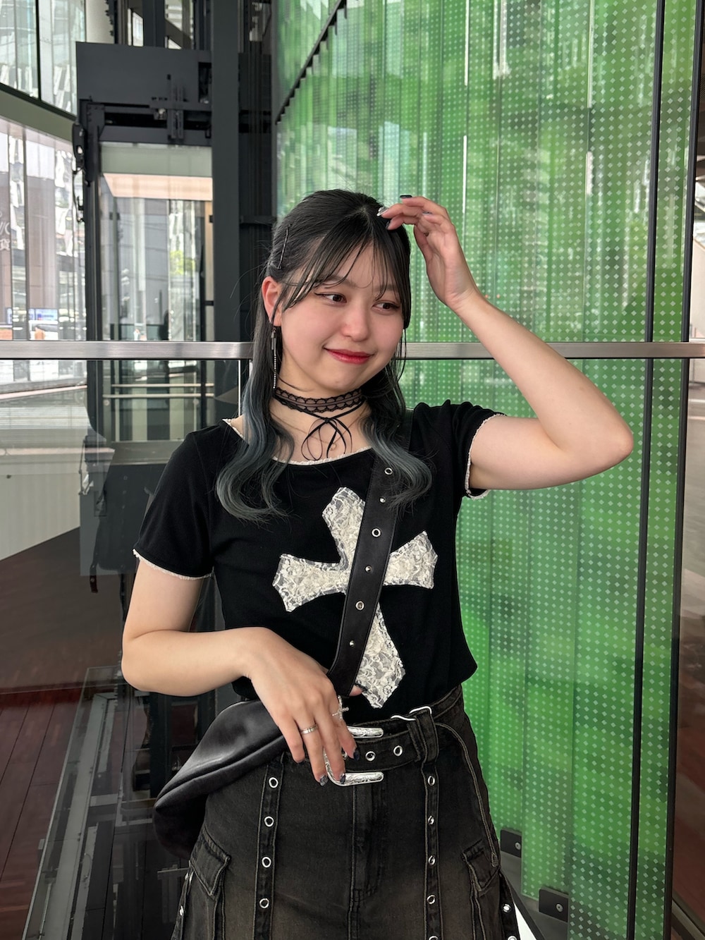 ブラック系のスカート、ブラック系のTシャツ/カットソー、ブラック系のショルダーバッグを着用したレディースの春コーディネートの5枚目の写真