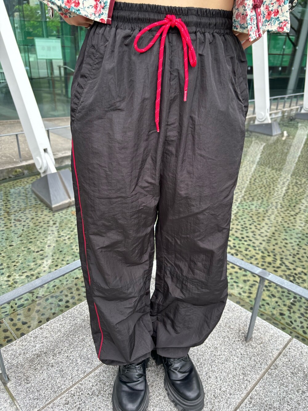 ブラック系のその他パンツ、ホワイト系のシャツ/ブラウス、シルバー系のブレスレットを着用したレディースの春コーディネートの6枚目の写真