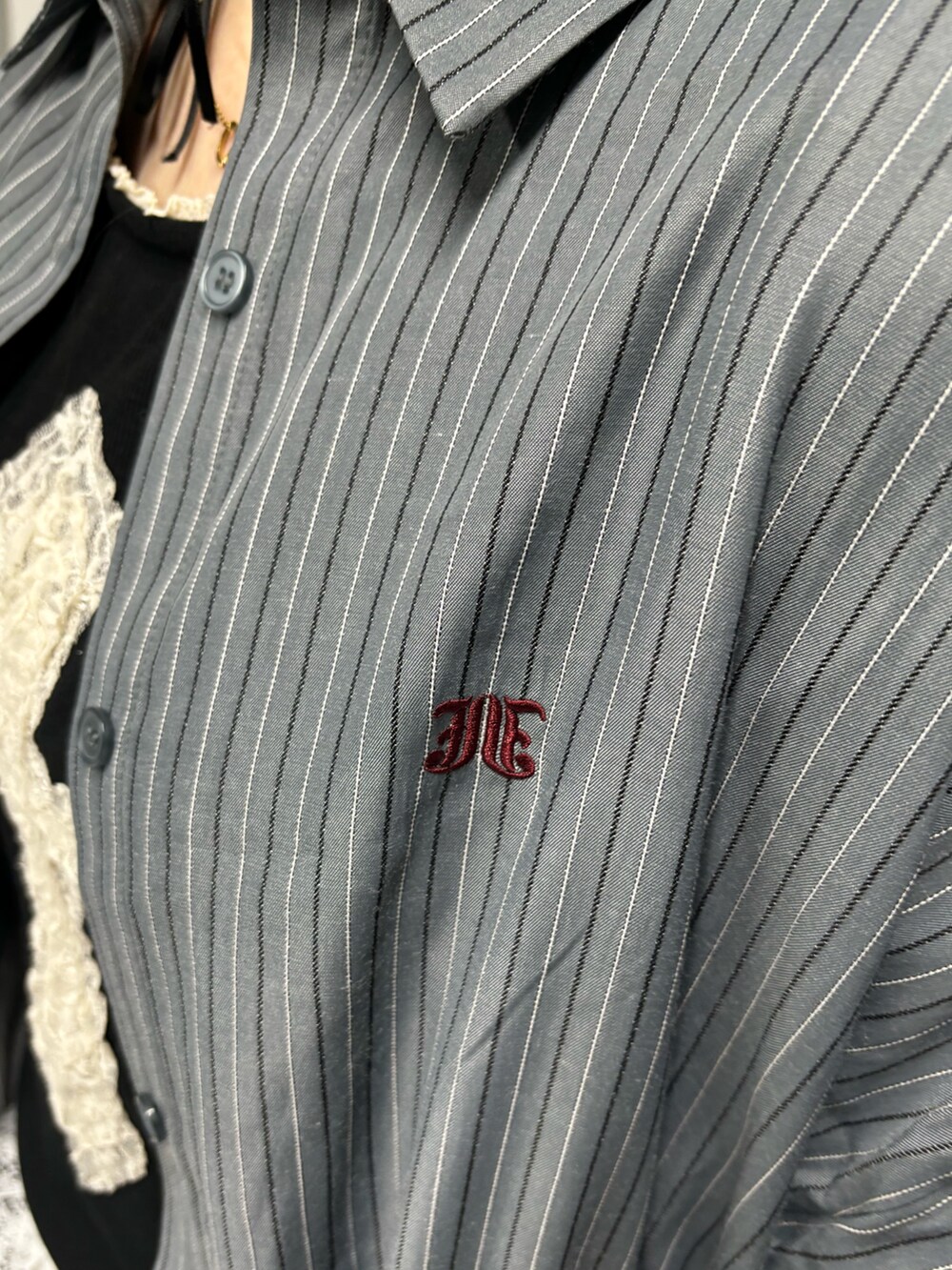 ホワイト系のその他パンツ、グレー系のシャツ/ブラウス、ブラック系のTシャツ/カットソーを着用したレディースの夏コーディネートの9枚目の写真