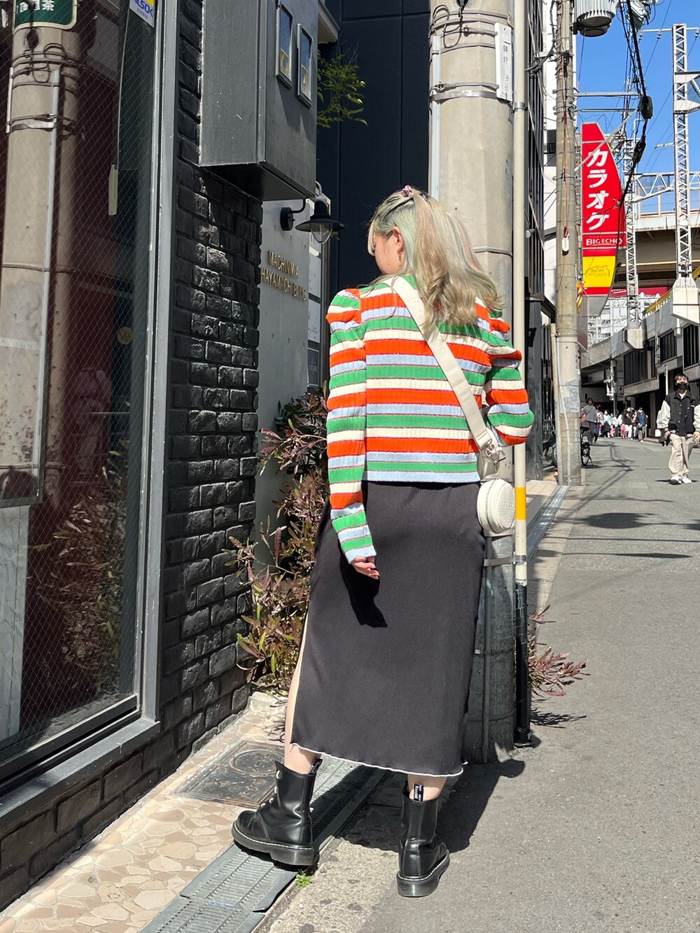 ブラック系のワンピース、ブラック系のタンクトップ、グリーン系のバレッタ/ヘアクリップを着用したレディースの春コーディネートの3枚目の写真