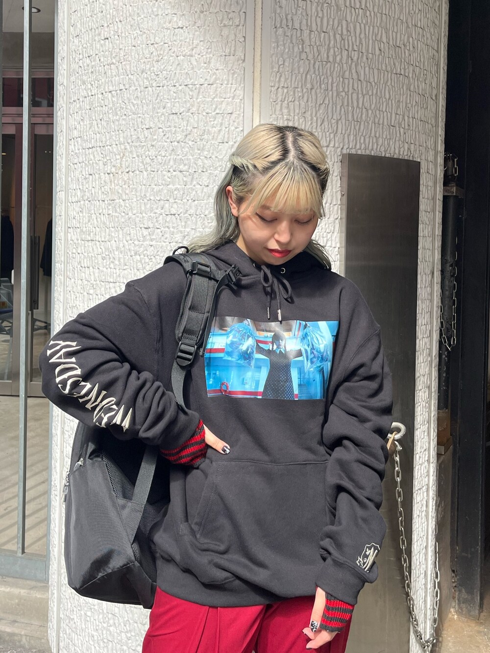 ブラック系のバックパック/リュック、ブラック系のパーカー、レッド系のその他パンツを着用したレディースの秋コーディネートの4枚目の写真