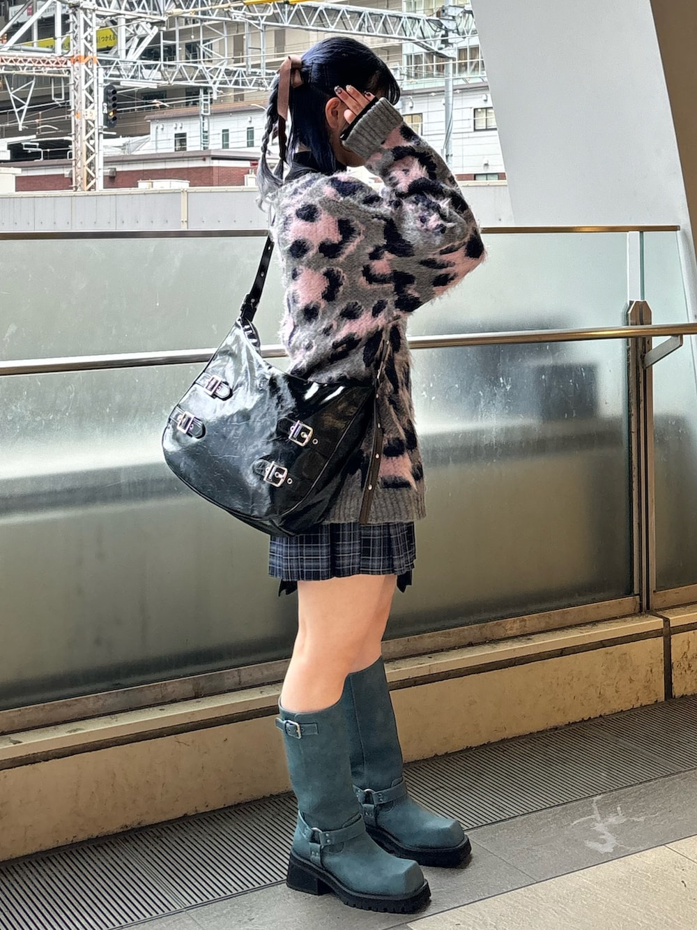 ブルー系のブーツ、ブルー系のスカート、グレー系のニット/セーターを着用したレディースの秋コーディネートの2枚目の写真