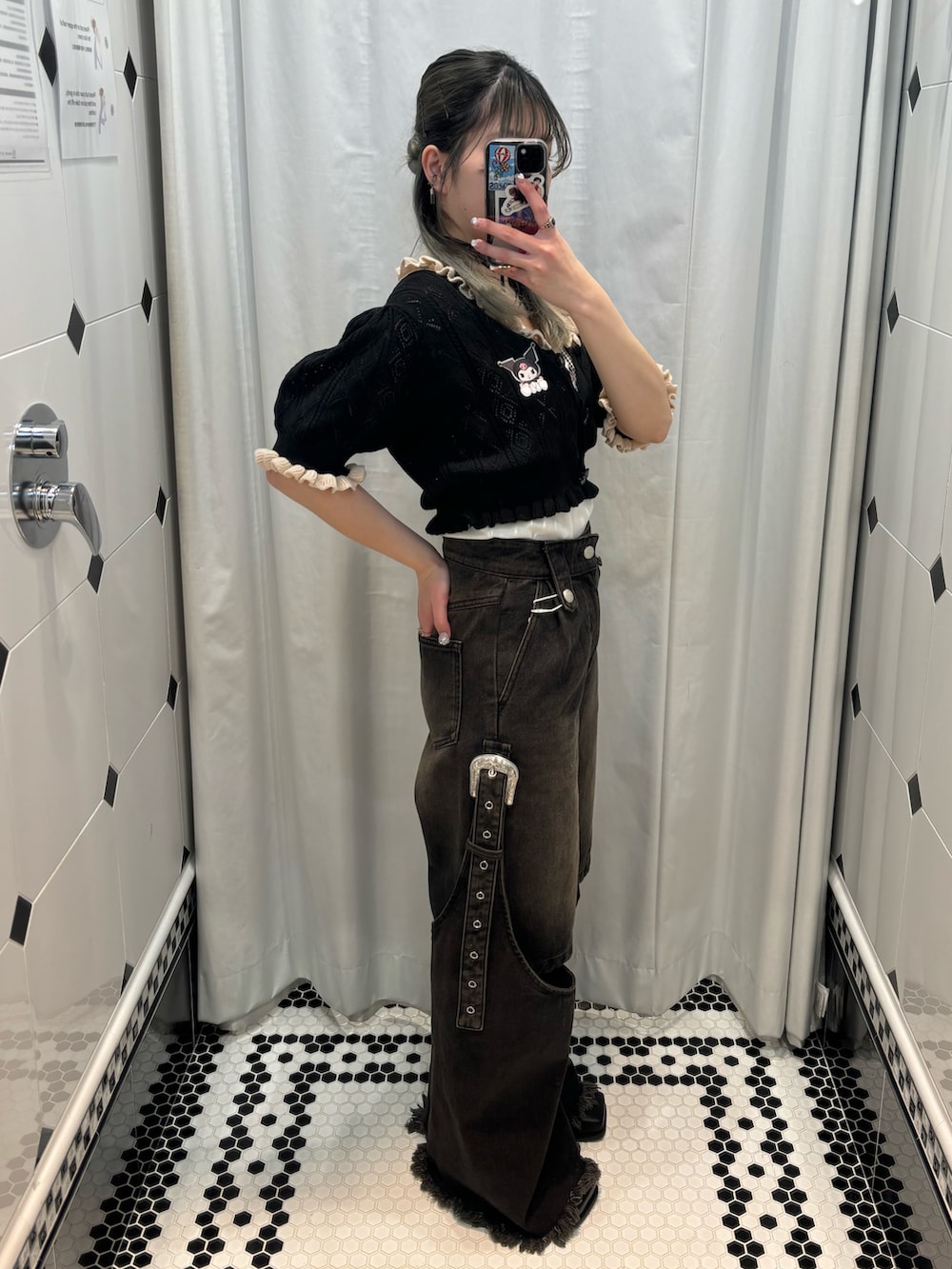 ブラック系のデニムパンツ、ブラック系のブーツ、ホワイト系のキャミソールを着用したレディースの春コーディネートの2枚目の写真