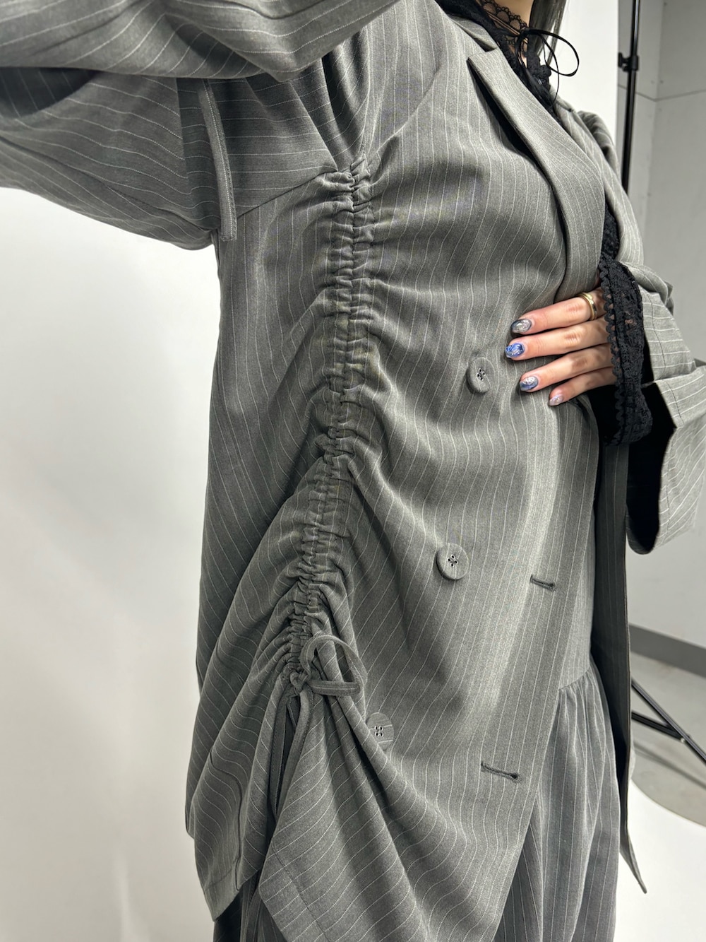 グレー系のスカート、ブラック系のその他シューズ、ブラック系のTシャツ/カットソーを着用したレディースの夏コーディネートの7枚目の写真