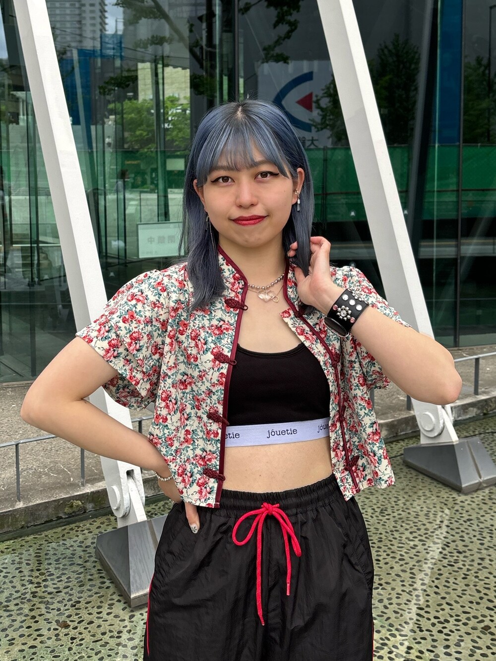 ブラック系のその他パンツ、ホワイト系のシャツ/ブラウス、シルバー系のブレスレットを着用したレディースの春コーディネートの4枚目の写真