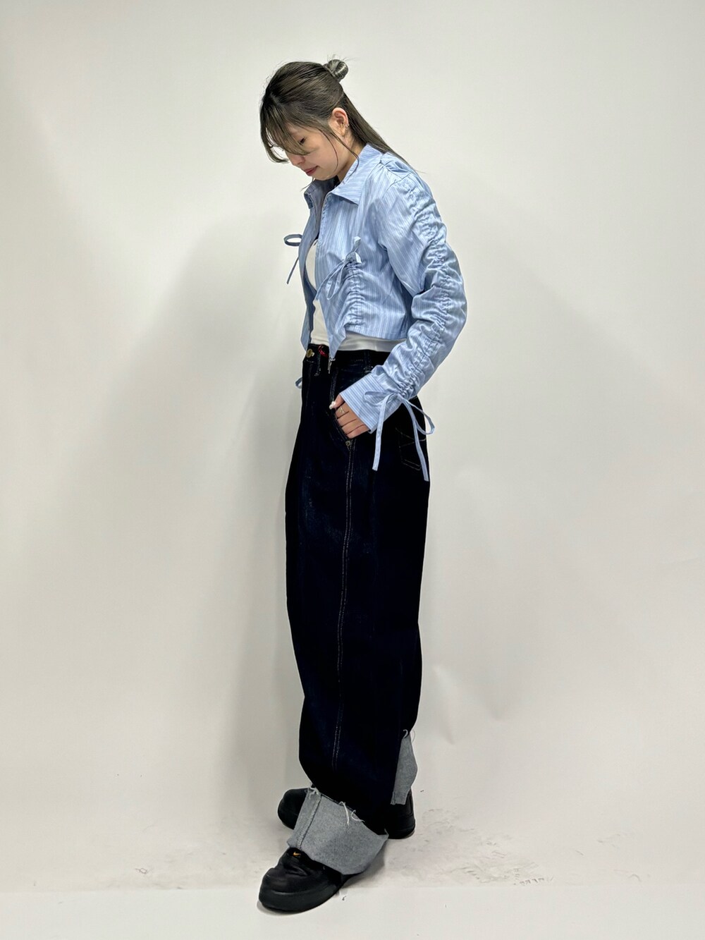 ブルー系のデニムパンツ、ホワイト系のキャミソール、ブルー系のシャツ/ブラウスを着用したレディースの春コーディネートの4枚目の写真