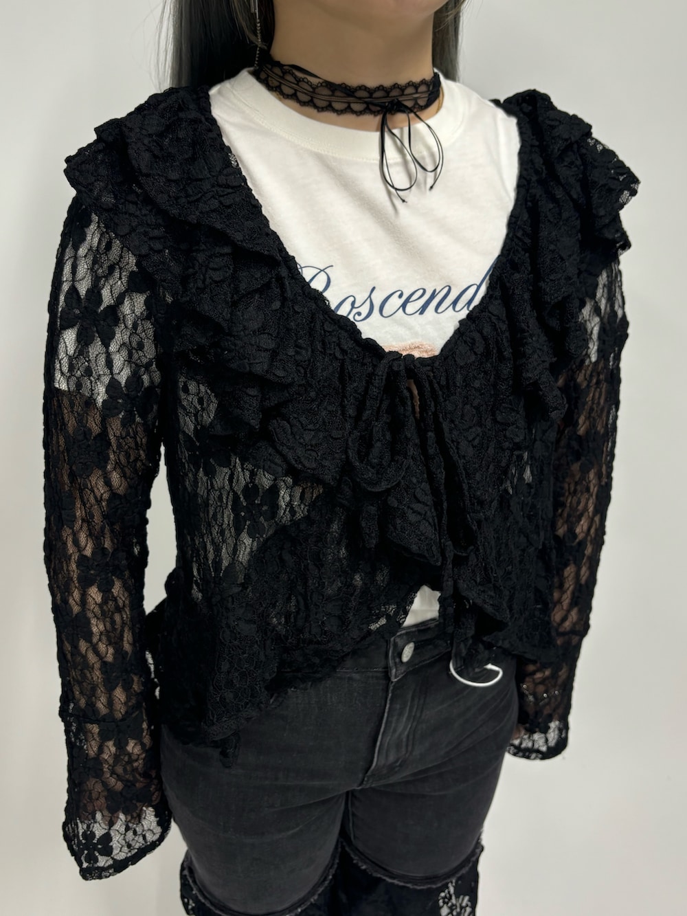 ブラック系のデニムパンツ、ブラック系のその他シューズ、ホワイト系のTシャツ/カットソーを着用したレディースの夏コーディネートの6枚目の写真