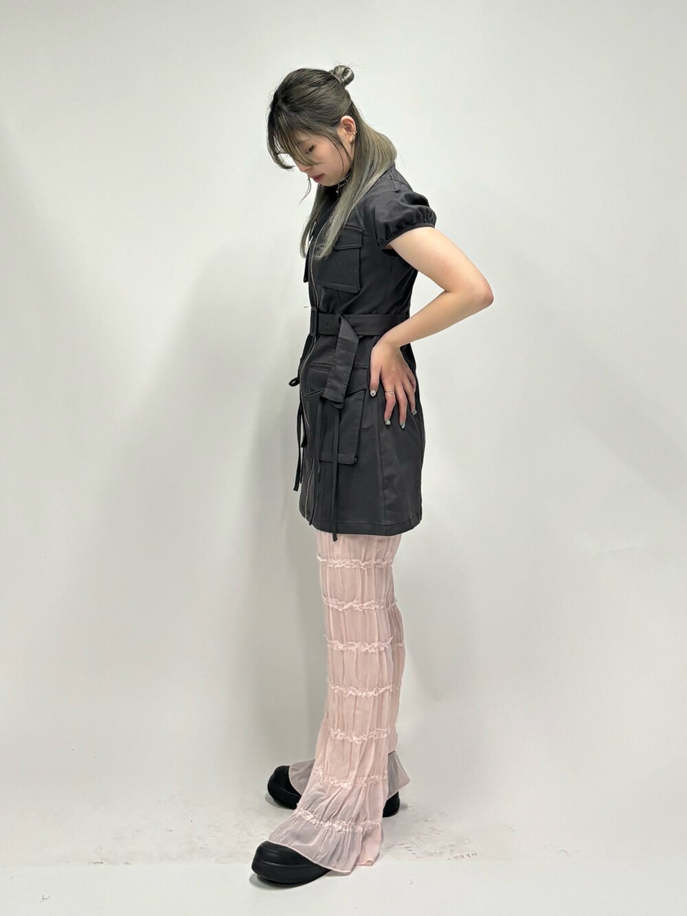 ピンク系のその他パンツ、ブラック系のワンピースを着用したレディースの春コーディネートの4枚目の写真