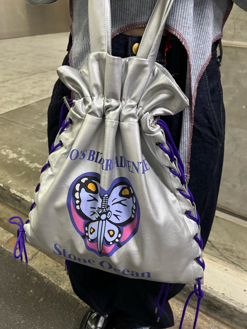 ブルー系のデニムパンツ、ブラック系のドレスシューズ、ブルー系のTシャツ/カットソーを着用したレディースの秋コーディネートの9枚目の写真