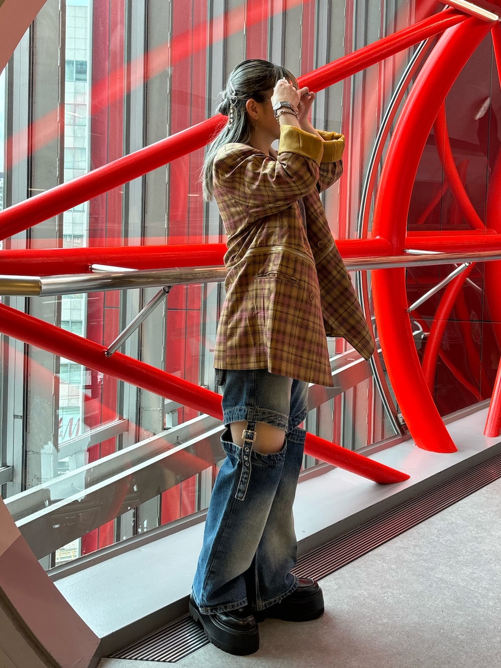 ブルー系のデニムパンツ、ブラック系のドレスシューズ、ブラウン系のテーラードジャケットを着用したレディースの夏コーディネートの2枚目の写真