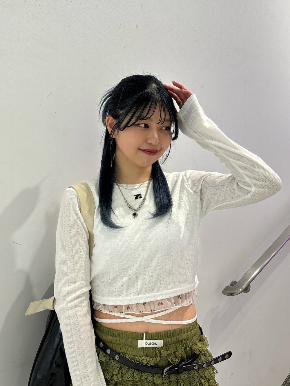 グリーン系のその他パンツ、ホワイト系のTシャツ/カットソー、ブラック系のトートバッグを着用したレディースの春コーディネートの4枚目の写真