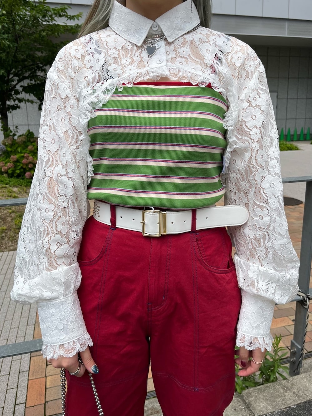 レッド系のその他パンツ、ホワイト系のシャツ/ブラウス、グリーン系のキャミソールを着用したレディースの夏コーディネートの4枚目の写真