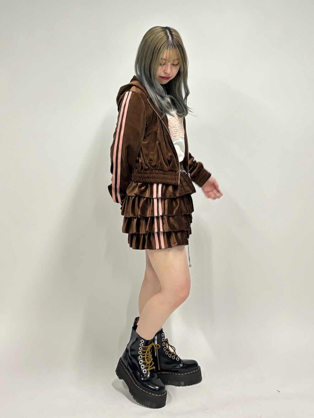 ブラウン系のスカート、ブラウン系のパーカー、ホワイト系のTシャツ/カットソーを着用したレディースの夏コーディネートの2枚目の写真