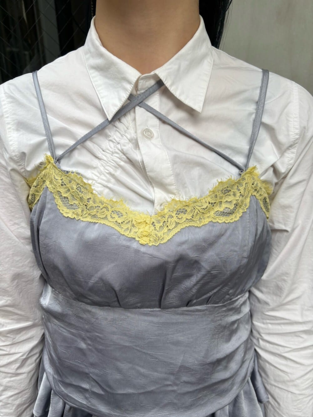 ホワイト系のシャツ/ブラウス、グレー系のキャミソール、ブラウン系のハンドバッグを着用したレディースの春コーディネートの6枚目の写真