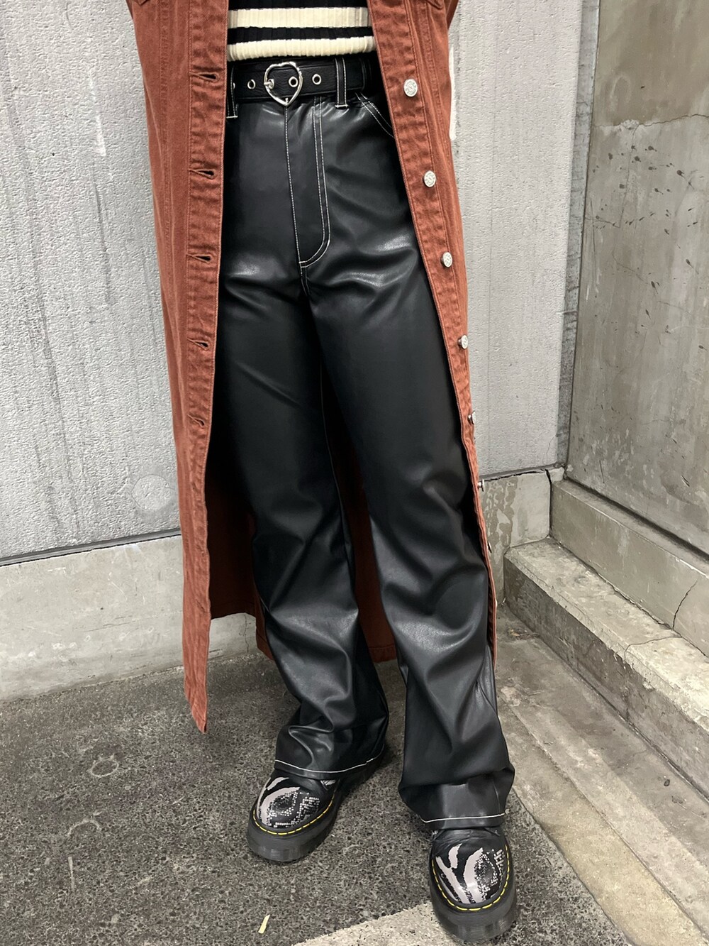 ホワイト系のニット/セーター、ブラウン系のワンピース、ブラック系のその他パンツを着用したレディースの冬コーディネートの7枚目の写真