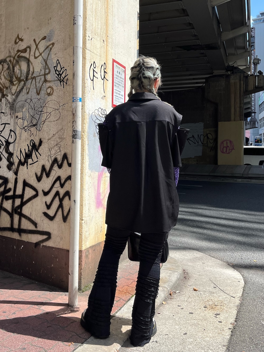 ブラック系のハンドバッグ、パープル系のTシャツ/カットソー、ブラック系のシャツ/ブラウスを着用したレディースの春コーディネートの4枚目の写真