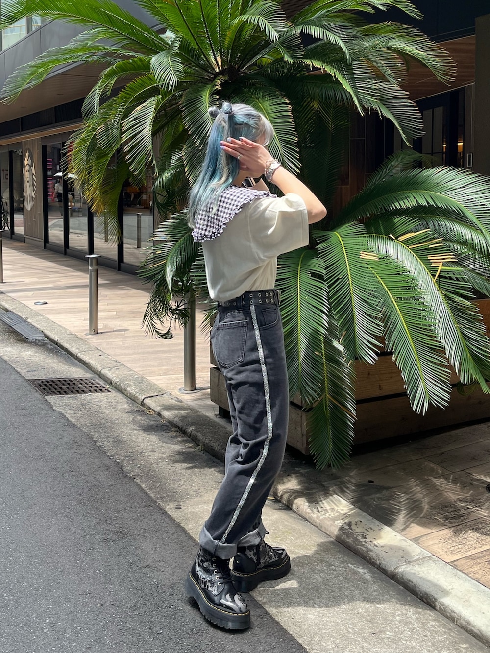 ホワイト系のTシャツ/カットソー、ブラック系のデニムパンツ、パープル系のワンピースを着用したレディースの夏コーディネートの3枚目の写真