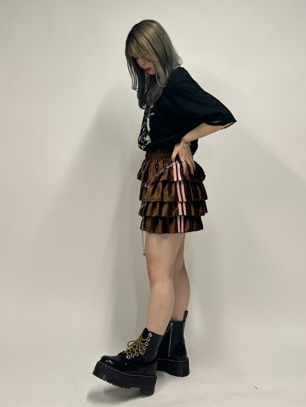 ブラウン系のスカート、ブラック系のその他シューズ、ブラック系のTシャツ/カットソーを着用したレディースの夏コーディネートの4枚目の写真