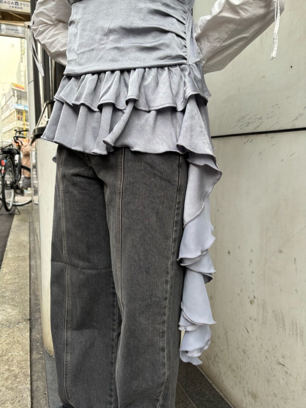 ホワイト系のシャツ/ブラウス、グレー系のキャミソール、ブラウン系のハンドバッグを着用したレディースの春コーディネートの7枚目の写真