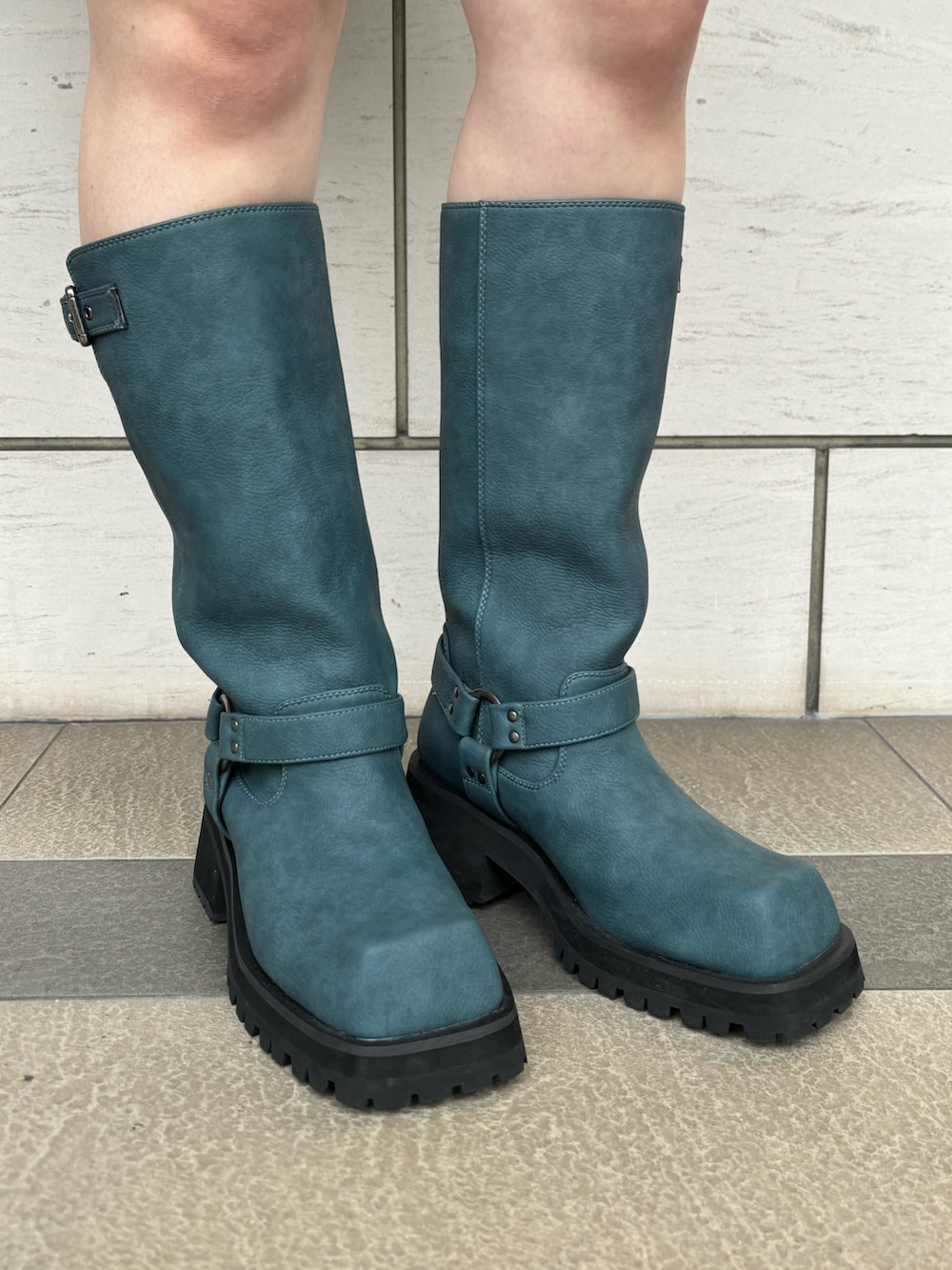 ブルー系のブーツ、ブルー系のスカート、グレー系のニット/セーターを着用したレディースの秋コーディネートの7枚目の写真