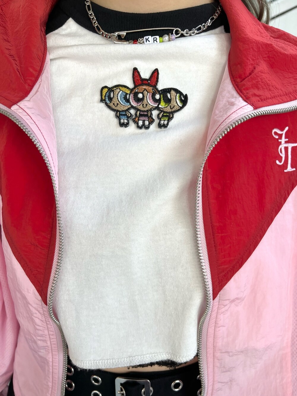 ブラック系のスカート、ピンク系のブルゾン、ホワイト系のTシャツ/カットソーを着用したレディースの春コーディネートの6枚目の写真