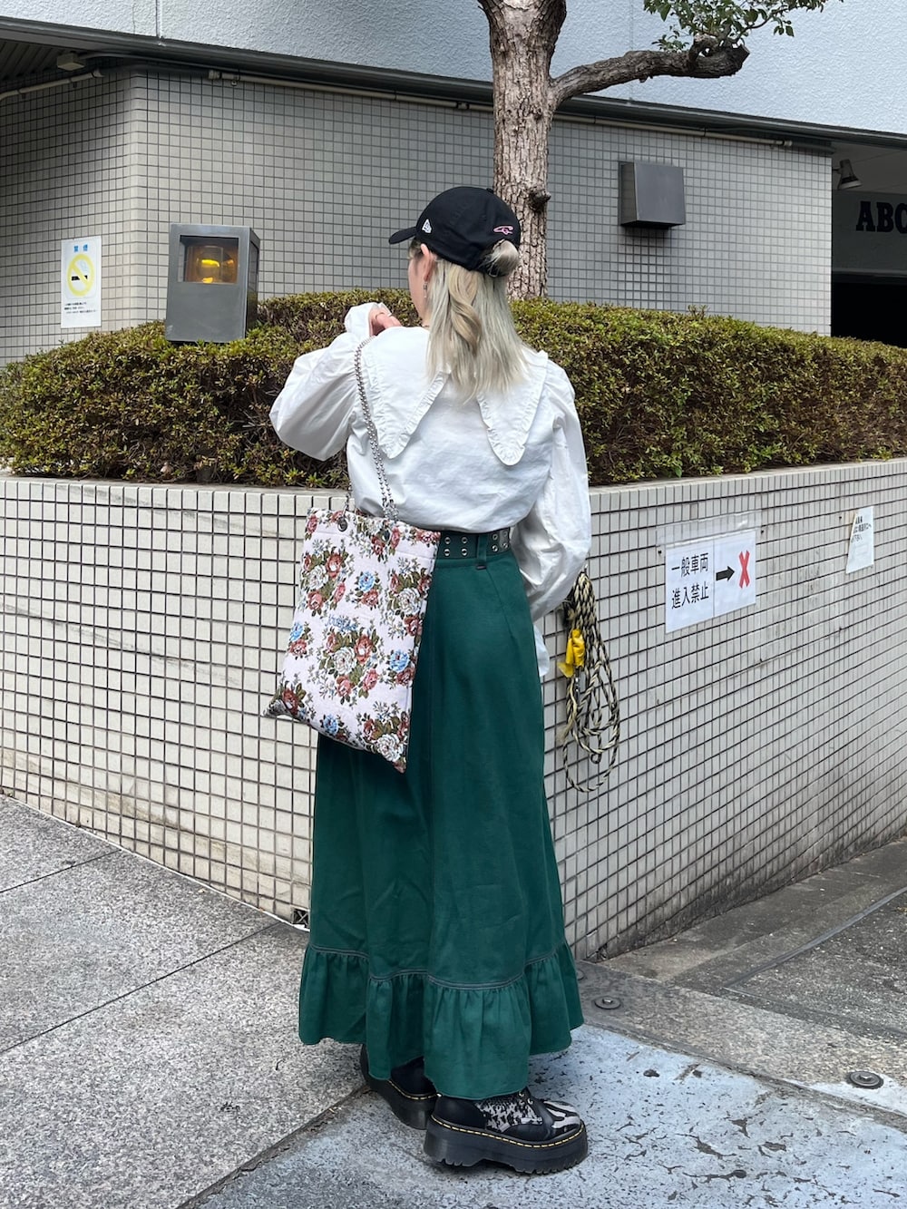 グリーン系のワンピース、その他のハンドバッグ、ホワイト系のシャツ/ブラウスを着用したレディースの夏コーディネートの3枚目の写真