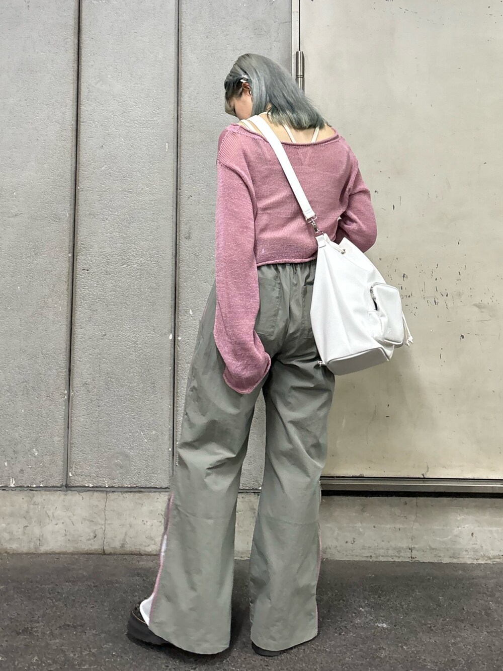 ホワイト系のバックパック/リュック、ホワイト系のキャミソール、グレー系のその他パンツを着用したレディースの春コーディネートの3枚目の写真