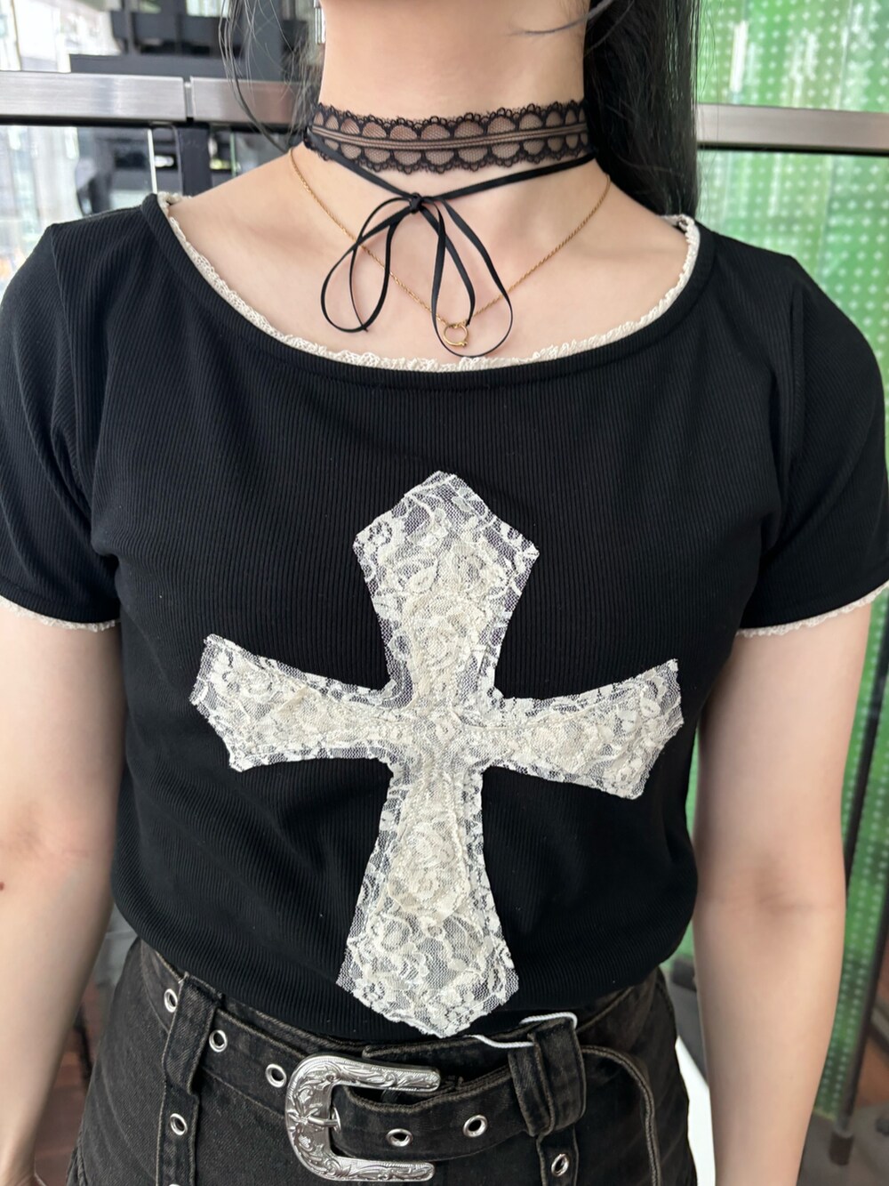 ブラック系のスカート、ブラック系のTシャツ/カットソー、ブラック系のショルダーバッグを着用したレディースの春コーディネートの6枚目の写真