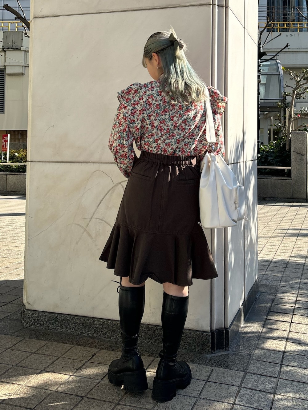 グリーン系のスカート、ホワイト系のシャツ/ブラウス、ブラック系のブーツを着用したレディースの冬コーディネートの3枚目の写真