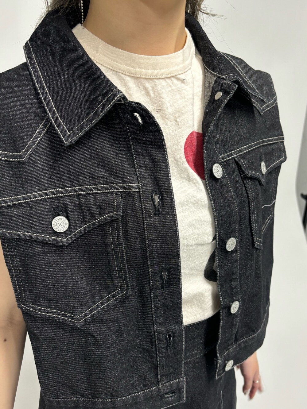 ブラック系のワンピース、ホワイト系のTシャツ/カットソー、ブラック系のその他シューズを着用したレディースの春コーディネートの7枚目の写真